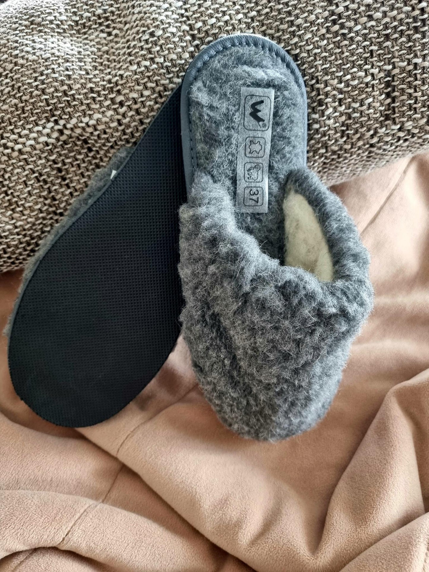 pantoffeln aus schafwollemit fester Sohle, Farbe grau