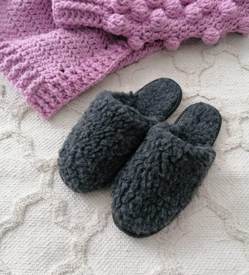 pantoffeln aus schafwollemit fester Sohle, Farbe grau