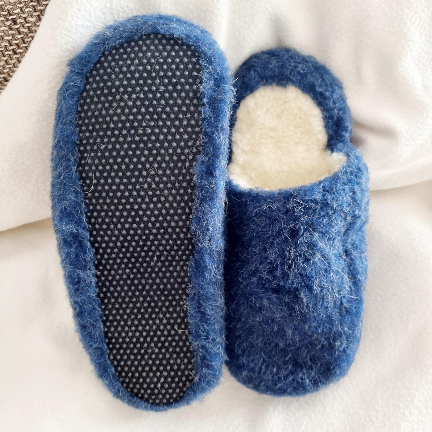 warme Pantoffeln aus Schafwolle Farbe blau mit Sohlenfoto